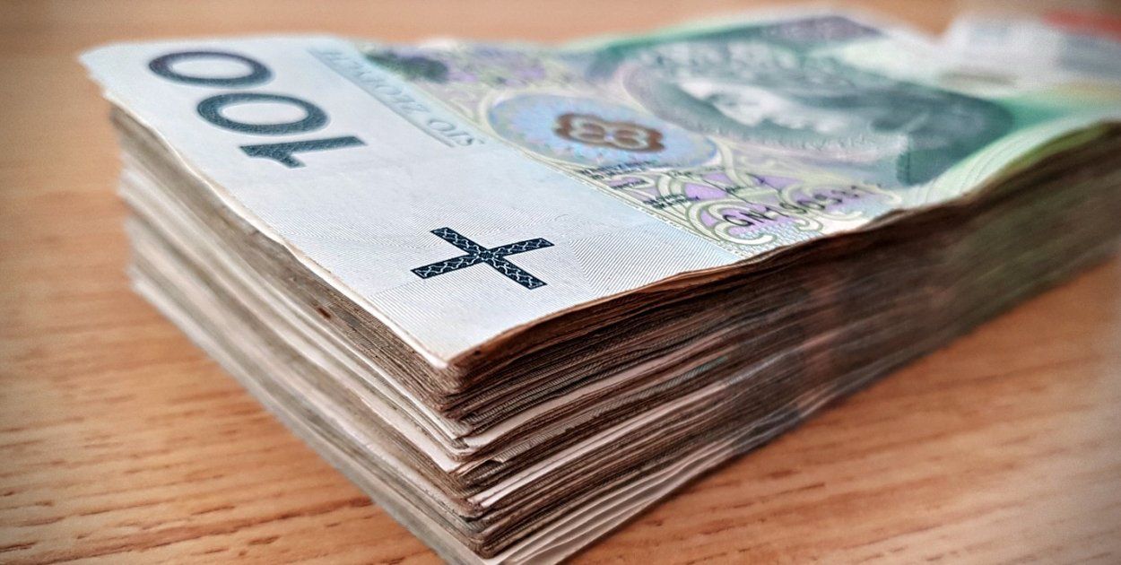 Mielec: Senior oszukany. Spakował pieniądze do reklamówki