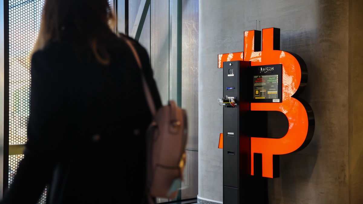 Tadeusz korzysta czasem z bitomatów, wypłacając drobną część swojego majątku na codzienne potrzeby.