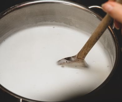 Jak uniknąć przypalonego mleka? Banalnie prosty trik