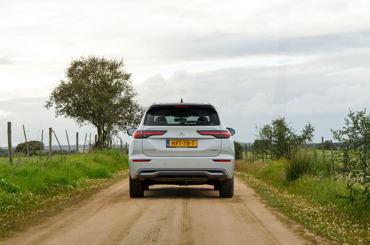 Mitsubishi Outlander PHEV (2025)
