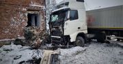 Trudne warunki na drogach, ciężarówka wbiła się w ścianę. IMGW ostrzega