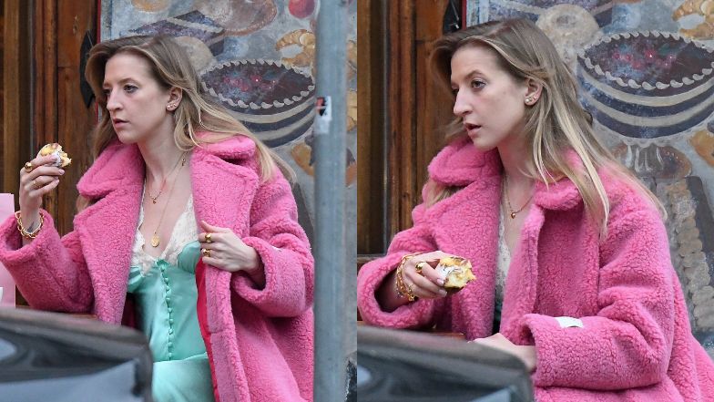 Lara Gessler zajada się pączkiem na ulicy 