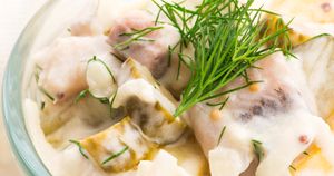 Które z tych śląskich dań jest na bazie śledzi?