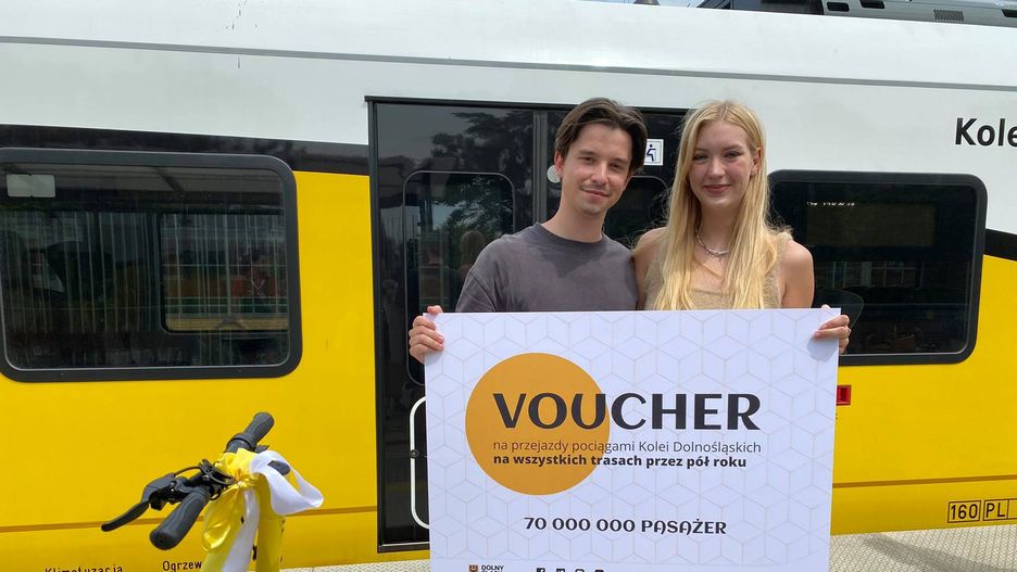 Wrocław. 70 milionów pasażerów w pociągach Kolei Dolnośląskich. Voucher dla szczęśliwej studentki