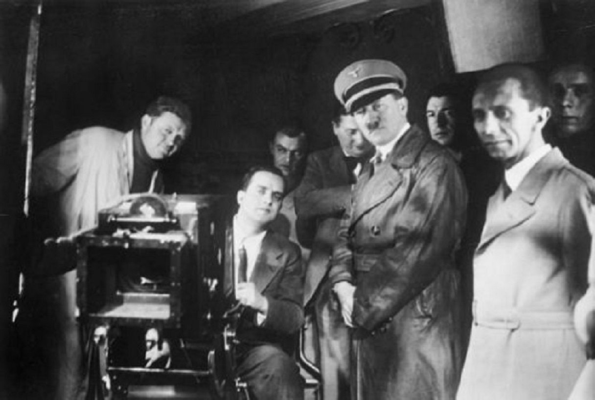 Adolf Hitler i Joseph Goebbels w wytwórni filmowej UFA (1935)