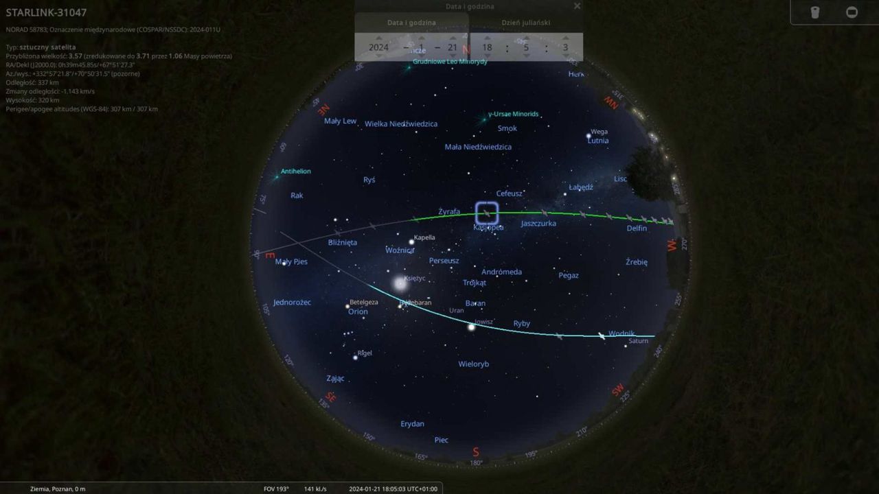Mapa nieba. Trasę Starlinków wyznacza zielona linia, a przelot ISS oznaczono linią błękitną