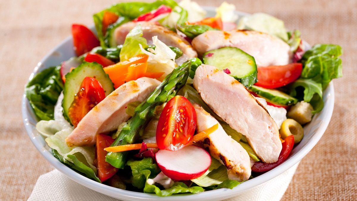 Sałatka wiosenna sycąca jak obiad. Gdy nie mam czasu, sięgam właśnie po ten przepis