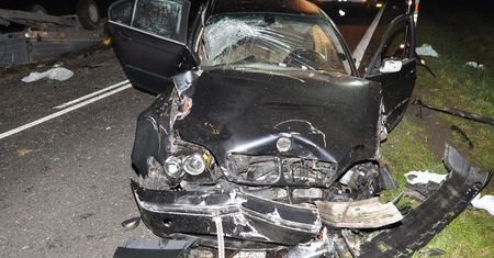 Koszmarny wypadek. 21-latek w bmw próbował wyprzedzać. Zdjęcia