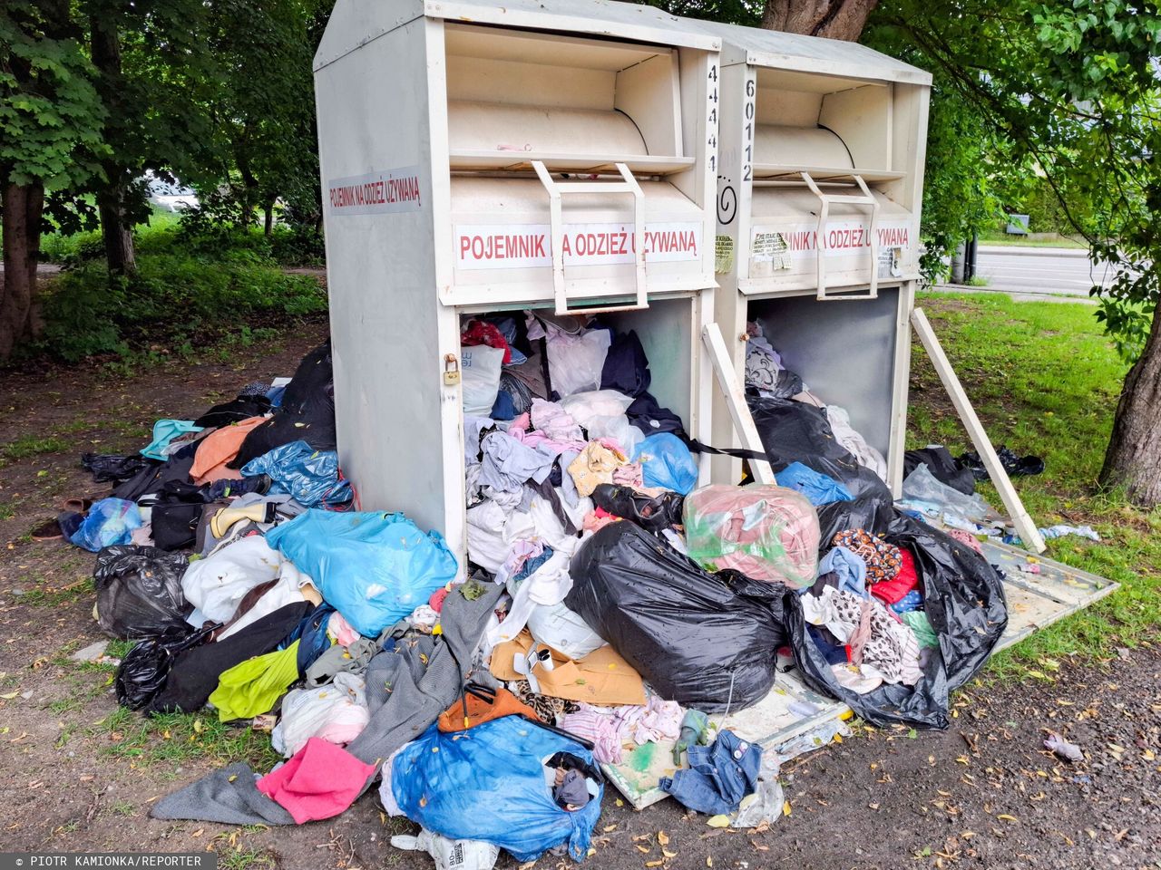 Śmietniska zamiast kontenerów na odzież. Tak nowy zakaz zmienił miasta
