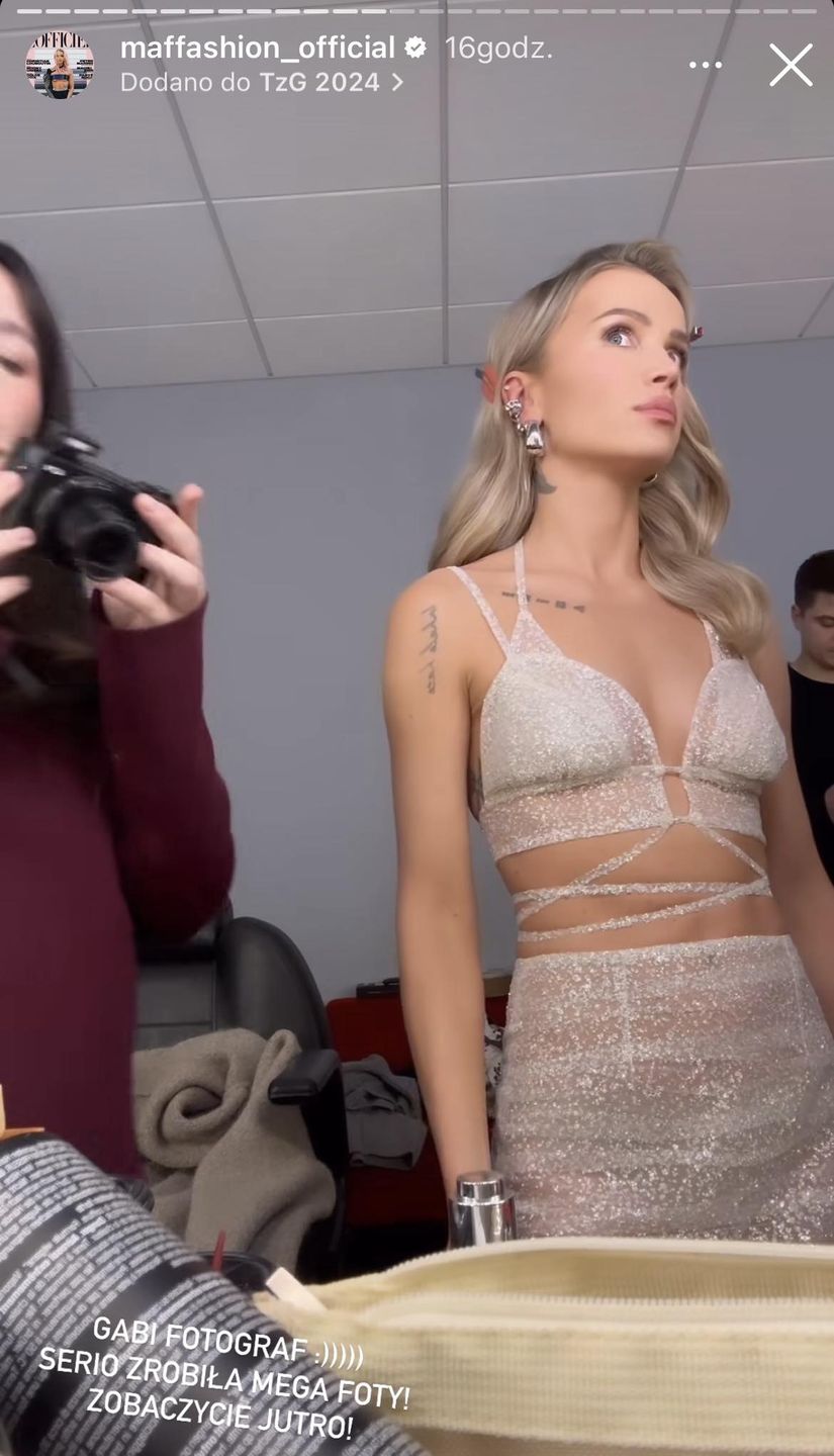 Maffashion w błyszczącym komplecie 