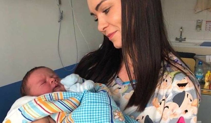 Rekordowy noworodek przyszedł na świat w Słupsku. Na zdjęciu z pielęgniarką Kasią