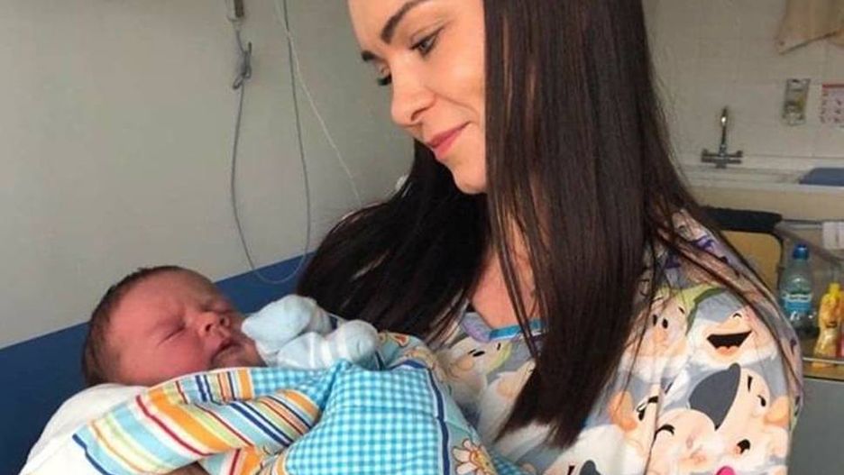 Rekordowy noworodek przyszedł na świat w Słupsku. Na zdjęciu z pielęgniarką Kasią