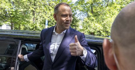 Kłótnia o zegarek Nawrockiego. Czy Błonie to polska marka?
