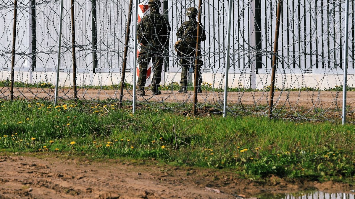 Reporter archiwum 2024 05
25.04.2024 Jurowlany na Podlasiu n/z mur na granicy Polski z Bialorusia chroniony przez Straz Graniczna i Wojsko Polskie
fot. Stach Antkowiak/REPORTER
Stach Antkowiak/REPORTER