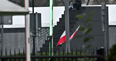 Wszedł na pomnik w centrum Warszawy. Mężczyzną trafił pod opiekę lekarzy