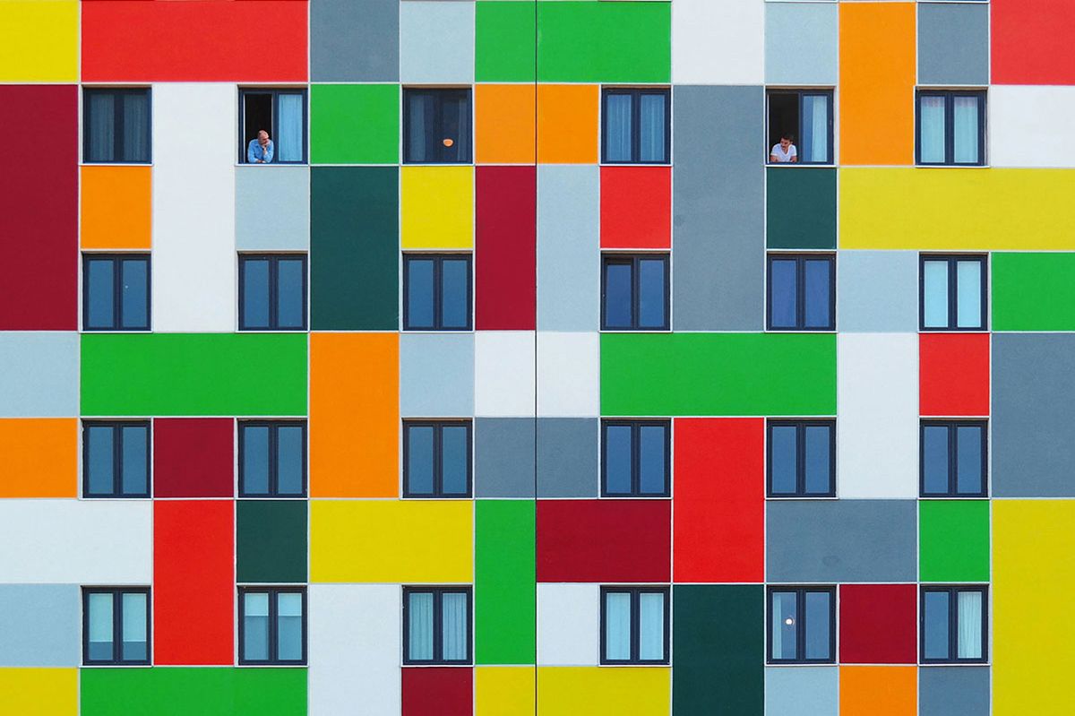 Kolor, kształt i proporcje odnalezione na ulicach miast przez Yenera Tourna