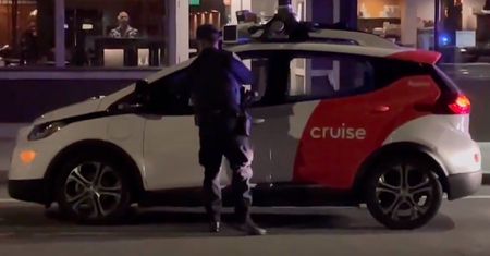 Policja zatrzymała autonomiczny samochód, a ten postanowił… uciec