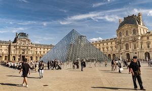 Wybiła godzina, a muzeum nie otwarto. Pracownicy Luwru mają podjąć decyzję