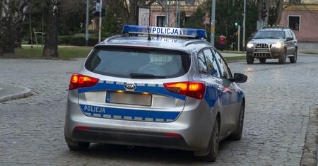 Trwa obława za kierowcą volkswagena. Chciał przejechać policjanta, staranował radiowóz, padły strzały. Ogłoszono alarm dla komendy