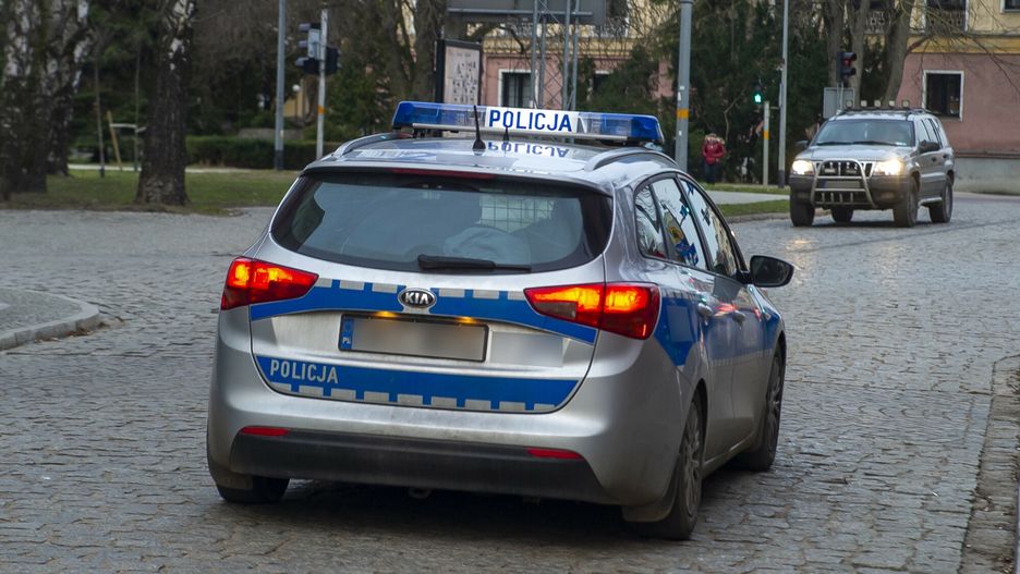 Trwa obława za kierowcą volkswagena. Chciał przejechać policjanta, staranował radiowóz, padły strzały. Ogłoszono alarm dla komendy. Zdjęcie ilustracyjne