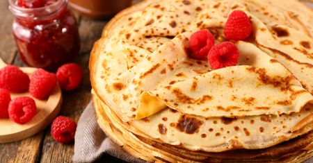 Naleśniki bez mleka, jajek i glutenu. Są cieniutkie, mięciutkie, ale się nie rwą
