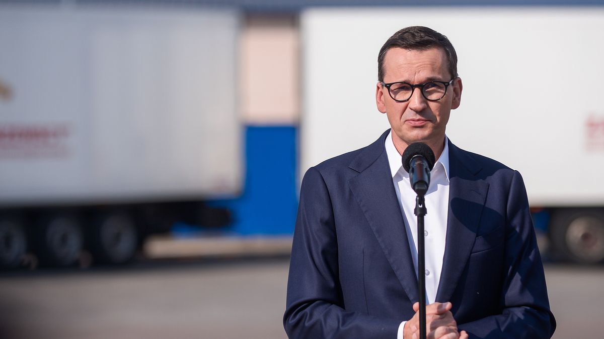 Kosów Lacki (woj. mazowieckie), 12.09.2023. Kampania wyborcza do parlamentu 2023. Premier Mateusz Morawiecki podczas wizyty w Zakładach Mięsnych "Zakrzewscy" w Kosowie Lackim, 12 bm. (aldg) PAP/Marcin Obara