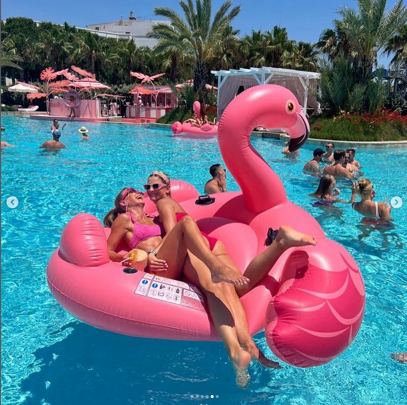 Anna Lewandowska imprezuje nad basenem