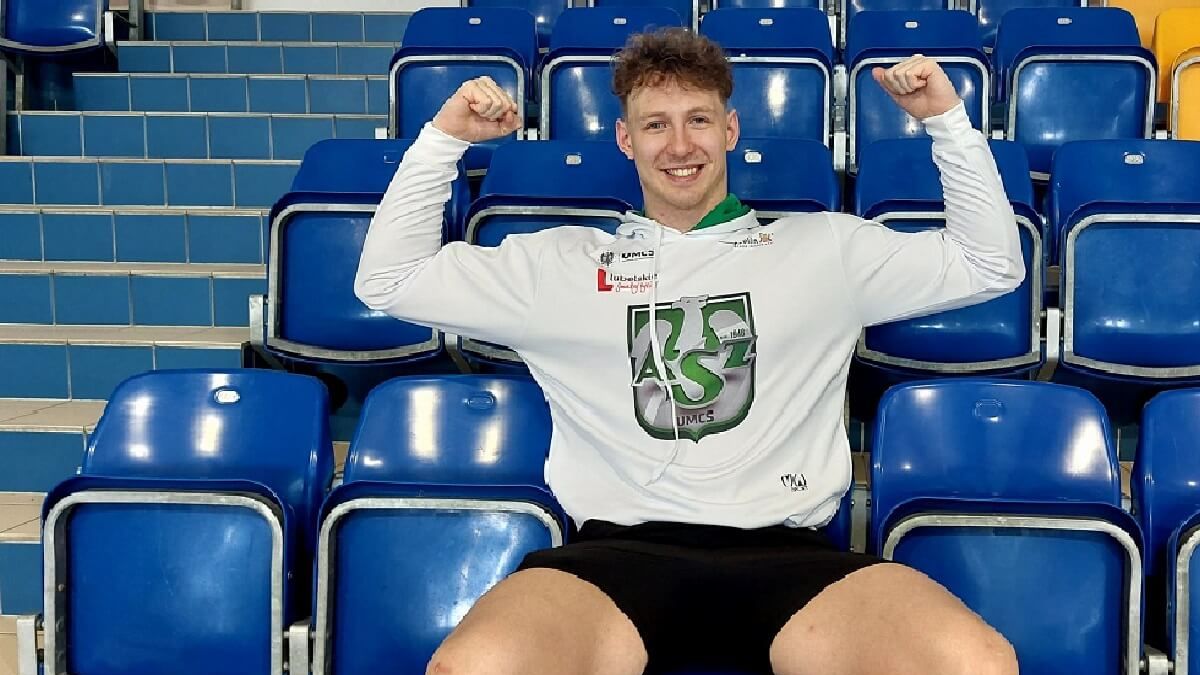 Młody sportowiec na trybunach