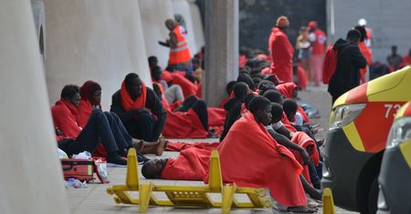 Prawie 300 osób na łodzi. Wśród uchodźców tylko dwie kobiety
