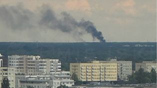 Pożar pustostanu w Wawrze. Czarne kłęby dymu widziane z pobliskich okolic