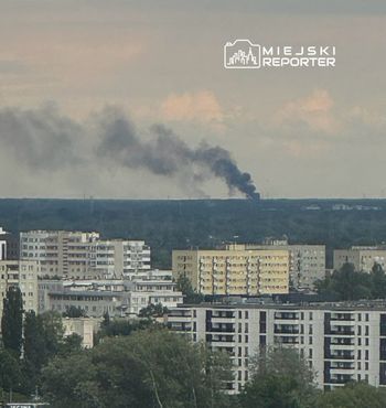 Pożar pustostanu w Wawrze. Czarne kłęby dymu widziane z pobliskich okolic