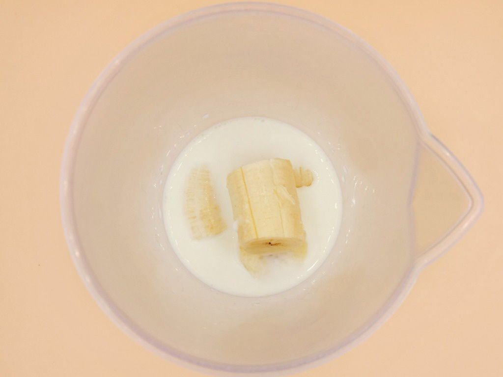 Blenduję banana z mlekiem.