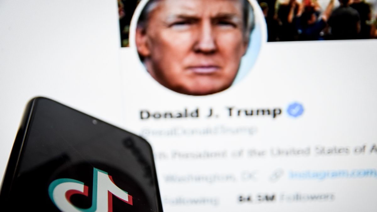 Logo TikToka na ekranie smartfonu na tle twitterowego konta Donalda Trumpa. Zdjęcie ilustracyjne (Getty Images)