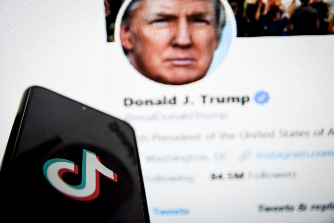 Logo TikToka na ekranie smartfonu na tle twitterowego konta Donalda Trumpa. Zdjęcie ilustracyjne (Getty Images)