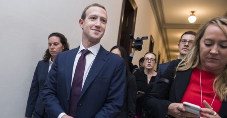 Facebook twierdził, że zbanuje zaprzeczających Holokaustowi. Treści nadal znajdują się w serwisie