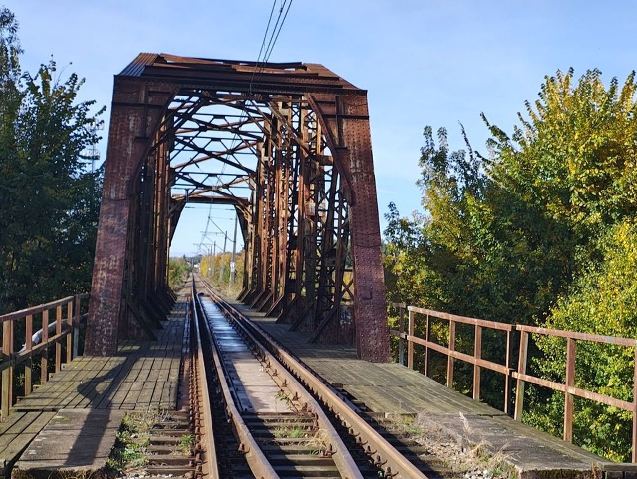 Wieruszów: 17-latek wdrapał się na most kolejowy. Został porażony prądem
