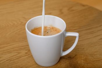 Pijesz kawę z mlekiem? Proktolog wskazał, kto powinien przestać