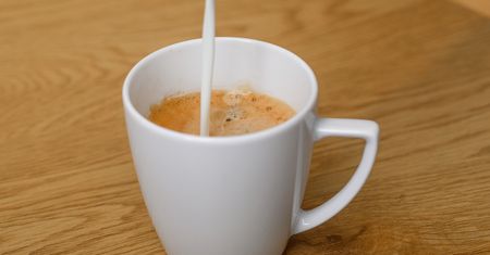 Pijesz kawę z mlekiem? Proktolog wskazał, kto powinien przestać