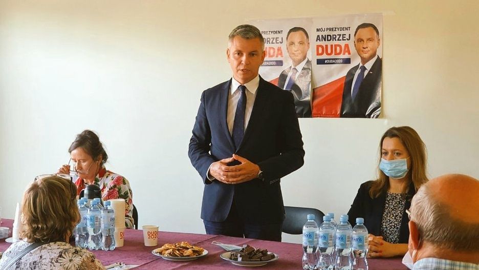 Elewacja biura posła PiS Przemysława Drabka została pokryta sprayem.