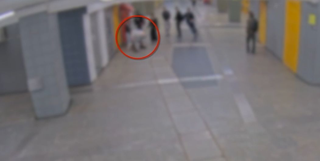 Brutalny atak w warszawskim metrze. Jest nagranie