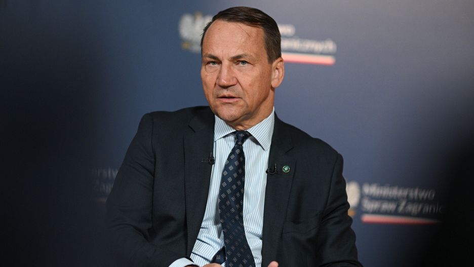 Warszawa, 26.06.2025. Minister spraw zagranicznych Radosław Sikorski podczas wywiadu dla trzech agencji prasowych: PAP, AFP i DPA w siedzibie MSZ w Warszawie, 26 bm. (jm) PAP/Marcin Obara ***Do tego materiału zdjęciowego dostępna jest również depesza w systemie CSI, pt.: Sikorski o rezultatach szczytu NATO, współpracy z Nawrockim i "ścieżce Breżniewa", którą podąża Rosja***