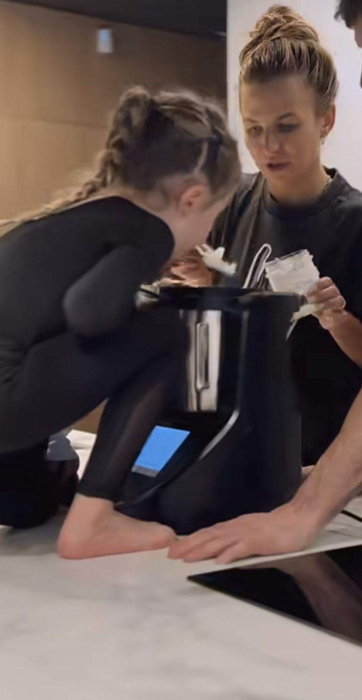 Anna Lewandowska piecze pierniczki