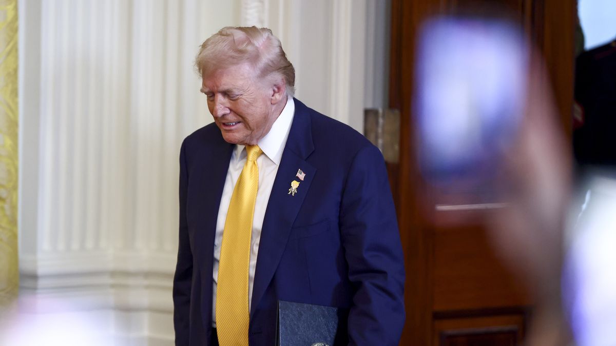US President Trump speaks at Black History reception at the White House
epa12755653 US President Donald Trump arrives to speaks at a reception for Black History Month in the East Room of the White House in Washington, DC, USA, 18 February 2026. The event occurs less than two weeks after the president's Truth Social account shared a video depicting former President Barack Obama and former First Lady Michelle Obama as apes, a post the White House later attributed to a staffer after it was denounced as racist.  EPA/JIM LO SCALZO / POOL 
Dostawca: PAP/EPA.
JIM LO SCALZO / POOL
Washington, Black History Month, White House, East Room, US president, POTUS
