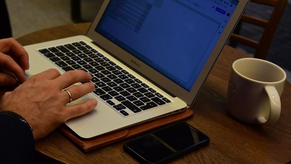 Podszywali się pod pracowników banku i okradli kilkadziesiąt osób w całej Polsce. Jedna z ofiar straciła 100 tys. zł.