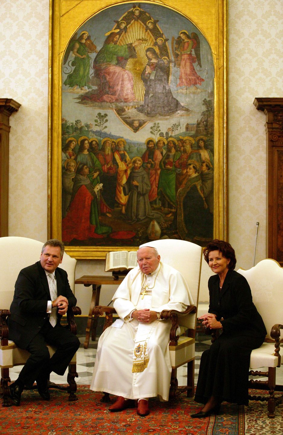Kwaśniewscy z Janem Pawłem II w 2004 roku
