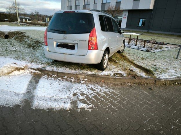 Urwał koło i "zaparkował" przed komendą. Schował się za regałem