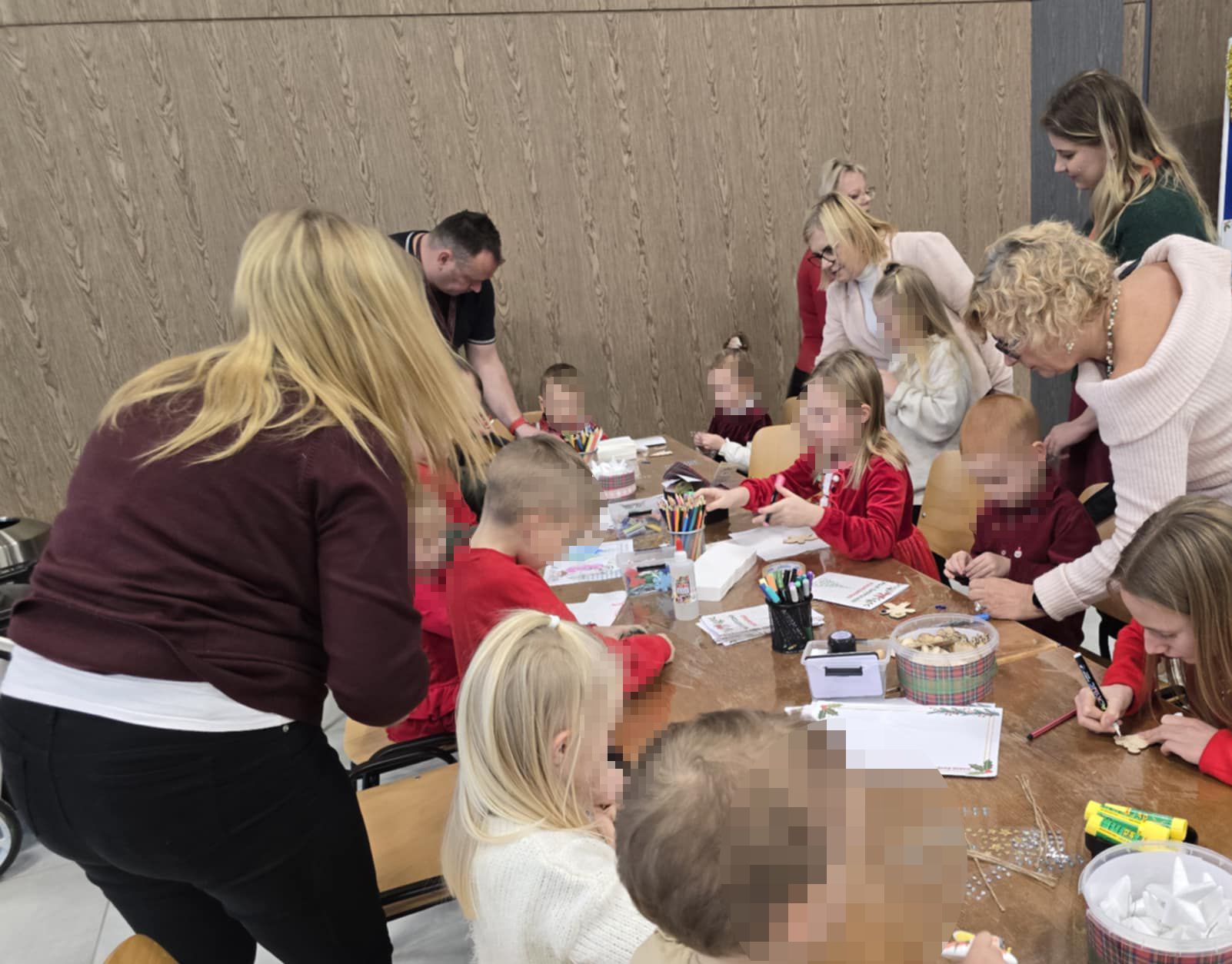 Warsztaty manualne w trakcie spotkania mikołajkowego