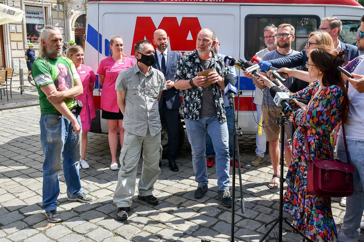 Koronawirus. Mobilne punkty szczepień dla osób bezdomnych. Wrocław pomaga potrzebującym