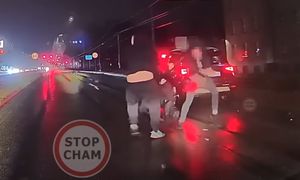 Bili się na środku drogi. Nagranie obiega sieć