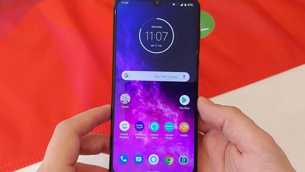 Motorola One Zoom oficjalnie. Średniak z poczwórnym aparatem i 10-krotnym zoomem 1